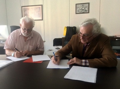 Firma del acuerdo de colaboración por el Dr. Yannick Mellier, líder del Consorcio Euclid y el Prof. Mariano Moles, Director Fundador del CEFCA.