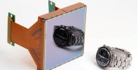 Comparación de un chip de 10.5k pixeles con un reloj de pulsera. <i>Créditos: STA</i>