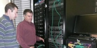 Responsables de ingeniería y UPAD revisando la instalación de los nuevos equipos.