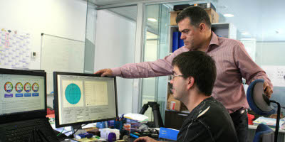 Ingenieros de control del CEFCA realizando pruebas del TCS del JST250