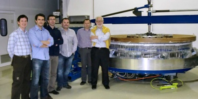 El equipo del CEFCA y miembros de AMOS junto a los espejos