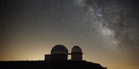 Imagen nocturna del Observatorio Astrofísico de Javalambre. Crédito: CEFCA/Javier Díez