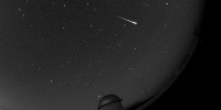 Bólido captado por la cámara All-Sky del OAJ (imagen recortada) la noche  del 27 de julio perteneciente a las Perseidas. También se puede apreciar la cúpula del JST250.