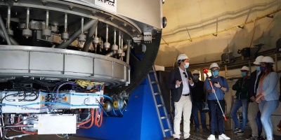 Fotografía tomada durante la visita de la Consejera en el telescopio JST250 con la cámara  JPCam ya instalada.