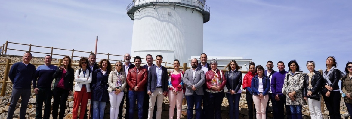 Imagen de la visita a las instalaciones del Observatorio Astrofísico de Javalambre realizada por integrantes de las comisiones de Ciencia, Universidad y Sociedad del Conocimiento y de Industria, Competitividad y Desarrollo Empresarial de las Cortes de Aragón. 