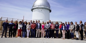 Imagen de la visita a las instalaciones del Observatorio Astrofísico de Javalambre realizada por integrantes de las comisiones de Ciencia, Universidad y Sociedad del Conocimiento y de Industria, Competitividad y Desarrollo Empresarial de las Cortes de Aragón. 